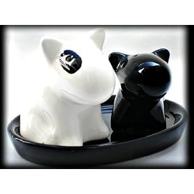 Saliere et poiviere-LES CHIENS-NOIR ET BLANC -avec un plat noir