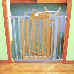 Bettacare Auto close Wooden Stair Safety Gate - Standard