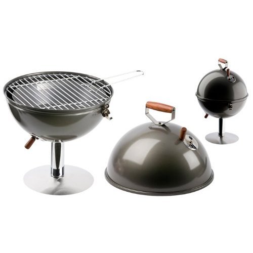 Barbecue grill Globe métal Balvi design en terrasse ou balcon