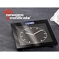 newgen medicals Digitale Personenwaage mit Analoguhr im Bahnhofsdesign