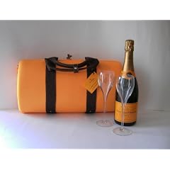 Veuve Clicquot Traveller mit Champagner und zwei Veuve Clicquot Champagner Gl�sern
