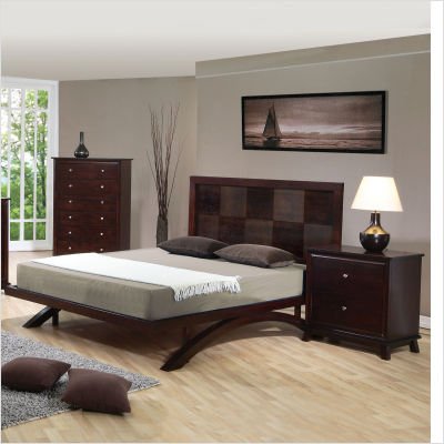 Platform Bedroom Set in Rich Walnut Size: Queen