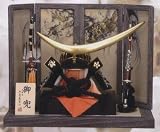 着用兜飾り平飾り五月人形かぶと　「福」飾台着用兜セット（神代塗）　sb-41