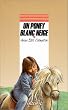 Un poney blanc neige