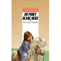 Un poney blanc neige