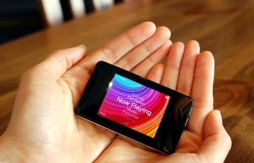 Cover image : iriver Clix2 2GB ホワイト アクティブマトリックス式有機ELディスプレイ搭載 Clix2-2GB-WH