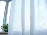 UV�J�b�g �O���猩���ɂ��� �~���[���[�X�J�[�e�� A3003-���[�X�X�g���C�v-�z���C�g ��100x��108cm2���g