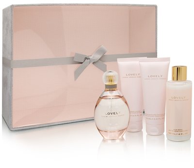 Lovely by Sarah Jessica Parker for Women 4 Piece Deluxe Set Includes: 3.4 oz Eau de Parfum Spray + 2.5 oz Soft Body Lotion + 2.5 oz Gentle Bath & Shower Gel + 4.0 oz Milk Bath in Faux Suede Vanity