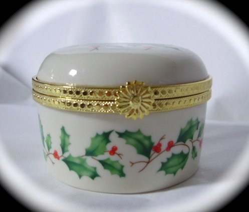 Lenox Holiday Winter Greetings Decorative Holly Trinket Box