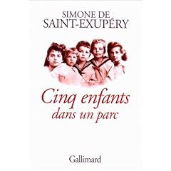 Cinq enfants dans un parc