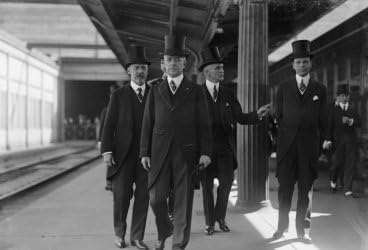 1917 photo BALFOUR, ARTHUR JAMES. M.P., O.M., HEAD OF BRITISH COMMISSION TO U g8