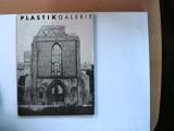 Produkt-Bild: Plastikgalerie 1988: Plastik in der Franziskaner-Klosterruine. Werner St&ouml;tzer, Joachim B&ouml;ttcher, Horst Engelhardt, Margit Gr&uuml;ger, Sylvia Hagen, Uwe Maroske, J&uuml;rgen Pansow, Stefan Reichmann, Sabine Teubner, Gertraud Wendlandt, Berndt Wilde. Text von Matthias Fl&uuml;gge und Rainer Zeletzki. Mit Portr&auml;tfotos der K&uuml;nstler, biographischen Notizen und zahlreichen Tafeln.