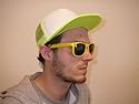 ATZEN CAP in weiss / neon-gelb KOMPLETT MIT ATZENBRILLE im 
"Wayfarer Style" in gelb mit dunklen Gläsern