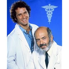 GREGORY HARRISON AS DR. GEORGE ALONZO 'GONZO/GONZ' GATES, PERNELL ROBERTS AS DR. JOHN FRANCIS XAVIER 'TRAPPER' MCINTYRE FROM TRAPPER JOHN, M.D. #1 - IN FARBE - Filmfoto - (Poster) PLAKATE - 25x20" (60x50cm)
