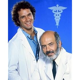 GREGORY HARRISON AS DR. GEORGE ALONZO 'GONZO/GONZ' GATES, PERNELL ROBERTS AS DR. JOHN FRANCIS XAVIER 'TRAPPER' MCINTYRE FROM TRAPPER JOHN, M.D. #1 - Photo cin�matographique en couleur -GRANDE - 50x40cm