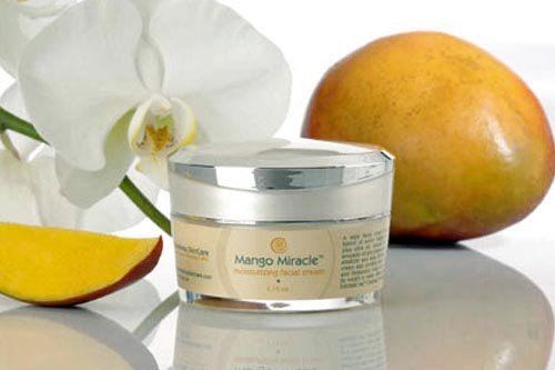 Mango Miracle Daily Facial Cream with Hyaluronic Acid for deep hydration. Contains Shea Butter and Mango Butter to nourish and soften your skin. Also contains Aloe Vera gel, an excellent moisturizer for dry skin. Mango Miracle makes your makeup look great! 50 ml (1.75 oz.)