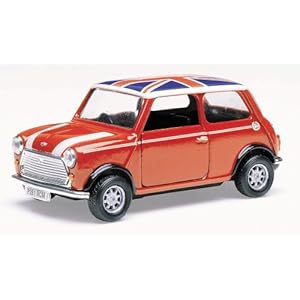 Voiture Mini avec le drapeau anglais Union Jack sur le toit