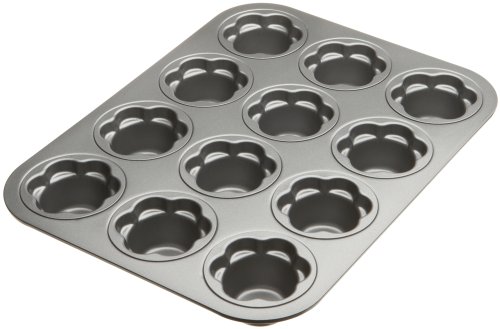 Chicago Metallic 12-Cup Dainty Daisy-Cupcake Pan