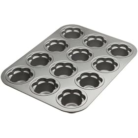 Click here to buy Chicago Metallic 12-Cup Dainty Daisy-Cupcake Pan by Chicago Metallic.