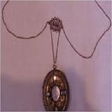 VINTAGE COLLECTIBLE GOLD LOCKET & CHAIN