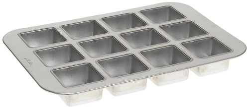 Chicago Metallic 12-Cup Lift & Serve Crumb cake Pan