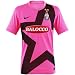 Das Juventus Replica M�nner Fu�ballausw�rtstrikot 2011/12 ehrt das Team mit den urspr�nglichen 
Heimfarben pink und schwarz, die das Team bei seinem allerersten Sieg einer Ligameisterschaft 
trug.Vorteile:Recyceltes Dri-FIT Poly-Mesh-Material f�r Trockenheit und Komfort.Mesh-Eins�tze f�r 
Bel�ftung.Design:Das Juventus Replica M�nner Fu�ballausw�rtstrikot 2011/12 hat ein gewebtes 
Clubabzeichen links auf der Brust und dahinter auf der Innenseite, ganz nahe am Herzen der wahren 
Anh�nger ist der legend�re Aufdruck Forza Juve" (Go Juve).Ein Siebdruck-Sponsorenlogo auf der 
Vorderseite w�rdigt die F�rderer des Teams.Au�erdem hat dieses Shirt verst�rkte S�ume, die das 
Ausfransen verhindern und f�r einen abgerundeten Look sorgen. Material:Beim Design dieses leichten 
und atmungsaktiven Shirts wurde besonders an die Umwelt gedacht, denn sein schwei�ableitendes 
Dri-FIT-Material wurde aus acht recycelten Plastikflaschen gewonnen.Dri-FIT gibt dir ein trockenes 
und angenehmes Tragegef�hl, indem es Schwei� von der Haut nach au�en an die Oberfl�che des Materials 
ableitet, wo er schnell verdunstet.F�r eine verbesserte Bel�ftung besonders erhitzter Bereiche 
sorgen Dri-FIT Mesh-Eins�tze an den Seiten.Weitere Angaben:�berkreuzter Stehkragen f�r bequeme 
Passform.Original-Jock-Tag am linken Saum.Swoosh-Markenzeichen auf der rechten Vorderseite.Material: 
Dri-FIT 100�% recycelter Polyester.Waschmaschinenfest.Farbe: pink/schwarz"