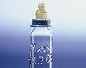 Babyflasche und Babyflaschen mit Namen und Geburtstag des Babys