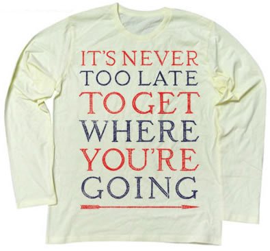 デティールにこだわった一枚！ ポジティブなメッセージがカッコイイ！ロングスリーブ Tシャツ NEVER TOO LATE