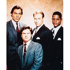 CORBIN BERNSEN AS ARNIE BECKER, HARRY HAMLIN AS MICHAEL KUZAK, JIMMY SMITS AS VICTOR SIFUENTES, BLAIR UNDERWOOD AS JONATHAN ROLLINS FROM L.A. LAW #1 - IN FARBE - Filmfoto - (Poster) PLAKATE - 25x20" (60x50cm)