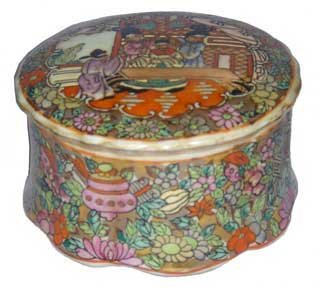 Chinese Rose Medallion porcelain box - round, hand painted