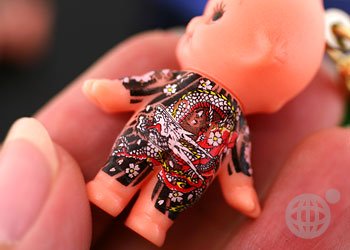 Cover image : 刺青キューピー携帯ストラップ(お腹:もみじ/背中:般若)