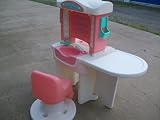 Little Tikes Little Girls' Pretend Play Beauty Salon & Chair