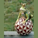 Eigenschaften tropical-world  / Froschkönig auf Patchwork Kugel Kunstharz Holzoptik