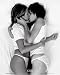 Poster The Kiss two females - Kuss Frauen sexy Lesben schwarz-weiß Bett Frau heiß - Miniposter - Größe 40 x 50 cm