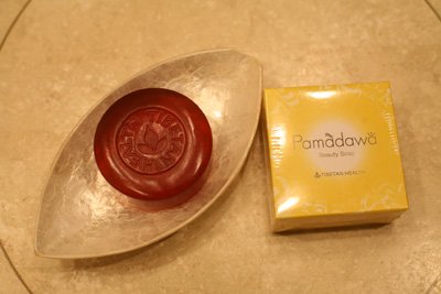 【薬草成分配合でお肌の再生に】ペマダワビューティー石鹸　薔薇のバレッタをおひとつプレゼント！(お色はお選びいただけません)