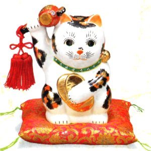 九谷焼 6号小槌上げ小判招猫・三毛(布団付) K-1-1698
