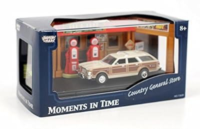 Motormax Diorama: Country General Store with 1979 Chrysler LeBaron Town & Country Wagon 1/64 Scale