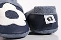 little foot company® Krabbelschuhe aus Rindnappaleder, Modell Blume in marine, Applikation in weiß