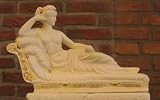 Eigenschaften   / Hübsche Figur auf dem Sofa - eine tolle Dekoration in allen Bereichen