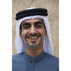 photographie Portrait of man wearing Gutrah (traditional white Arab head scarf). est disperible e...