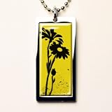 Retro-a-go-go 'PAINTED DAISY' VELVETY FLOWERS TABLET NECKLACE