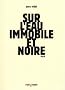 Sur l'eau immobile et noire