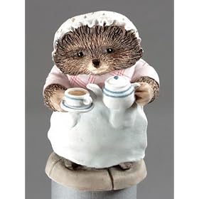 Beatrix Potter Miniature Figurine - Mrs Tiggy-winkle Pouring Tea (A2351)