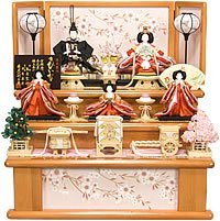 秀光オリジナル限定品  雛人形衣装着五人三段飾りセット  木目の美しい組み立て式の段に合わせた木製のお道具もサイズ以上の豪華さを醸します