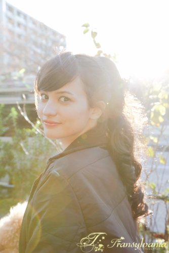 【２０～３０代のOL向け 週末ポニーテール】 シャイニーファジーネーブル（明るいブラウン） ゆる巻き ウェーブ 高品質 部分ウィッグ 専用コーム付 (カルーアブラック（黒系色）)