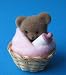 Mini Babykorb rosa mit Teddy für das Puppenhaus Kinderzimmer Miniatur 1:12