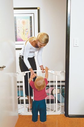 Dreambaby Swing Closed Security Gate, White