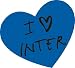 Schenken Sie Freude mit dem Inter Mailand Teppich! Alle Nachbarn werden neidisch, wenn sie den 
Teppich vor der T�r sehen!
Lieferumfang:
* Teppich von Inter Mailand HERZ 65 cm breit und 60cm lang 
= 65x60
Material:
* Vorderseite - 100% Nylon
* Kehrseite - Latex
Pflegehinweise:
* Normalwaschgang 
bei 30 � Celsius
* Nicht chloren
* Nicht b�geln
* Nicht chemisch reinigen
* Nicht trocknen
* Packung 
geh�rt nicht in Kinderh�nden - Erstickungsgefahr
* Vom Feuer fern halten!