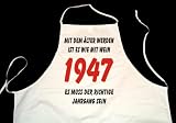 Produkt-Bild: Wei&szlig;e Koch- Sch&uuml;rze: Mit dem &auml;lter werden ist es wie mit Wein - es muss der richtige Jahrgang sein: 1947 (Latzsch&uuml;rze)