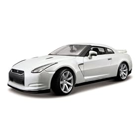Nissan GT-R R35 Pearl White Diecast Model Car 1:18 Nissan GT-R R35 Pearl White Diecast Model Car 1:18